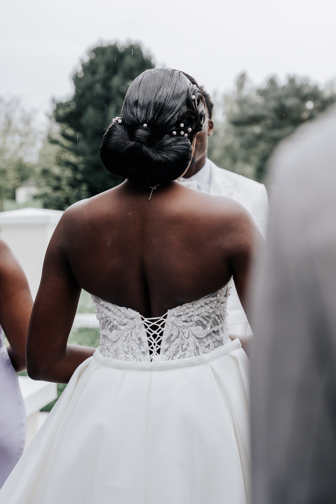 Photographe mariage 95 — couple de mariés en extérieur